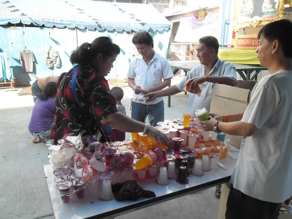 แจกขนม-เครื่องดื่มแก่เด็กๆ วันเด็กแห่งชาติ เสาร์ที่ 12 ม.ค.2556